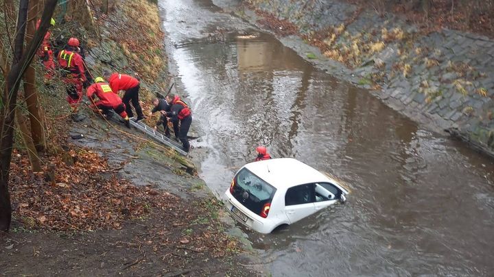 V pražských Vršovicích sjel řidič s autem do Botiče. Proud ho unášel asi kilometr; Zdroj foto: Hasičský záchranný sbor hl.m. Prahy