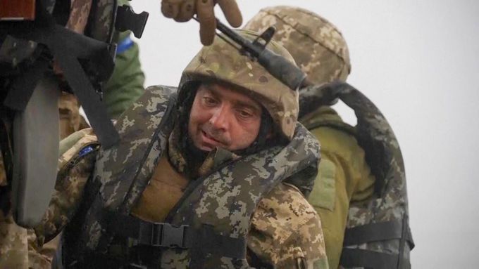 Štáb agentury AP natáčel ukrajinské mariňáky, kteří vyrazili bojovat na levou stranu Dněpru.