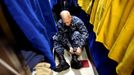 April 25, 2011 - Fort Lauderdale, Florida, U.S. - -- Fort Lauderdale, Fla. -- Petty Officer Second Class E-5 Peter Plowmon, of Boyd, Montana, laces up his boots in the berthing area, or living quarters, aboard the USS Annapolis (SSN 760), a S6G nuclear reactor powered fast attack submarine, sailing to Port Everglades in Fort Lauderdale on Monday. The USS Annapolis measures 362 ft. in length and 33 ft. at the beam, a diving depth of over 400 ft., 27+ mph, 12 vertical launch missile tubes, 4 torpedo tubes, and a crew of 130 enlisted submariners. The submarine was commissioned April 11, 1992 with its homeport in Groton, Connecticut. USS Annapolis sailed to the 21st Anniversary of Fleet Week at Port Everglades, Fort Lauderdale. (Credit Image: © Gary Coronado/The Palm Beach Post) ( automatický překlad do češtiny )