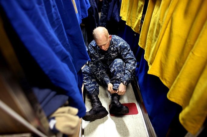 April 25, 2011 - Fort Lauderdale, Florida, U.S. - -- Fort Lauderdale, Fla. -- Petty Officer Second Class E-5 Peter Plowmon, of Boyd, Montana, laces up his boots in the berthing area, or living quarters, aboard the USS Annapolis (SSN 760), a S6G nuclear reactor powered fast attack submarine, sailing to Port Everglades in Fort Lauderdale on Monday. The USS Annapolis measures 362 ft. in length and 33 ft. at the beam, a diving depth of over 400 ft., 27+ mph, 12 vertical launch missile tubes, 4 torpedo tubes, and a crew of 130 enlisted submariners. The submarine was commissioned April 11, 1992 with its homeport in Groton, Connecticut. USS Annapolis sailed to the 21st Anniversary of Fleet Week at Port Everglades, Fort Lauderdale. (Credit Image: © Gary Coronado/The Palm Beach Post) ( automatický překlad do češtiny )