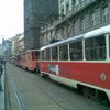 Výbuch v Divadelní ulici - kolona tramvají