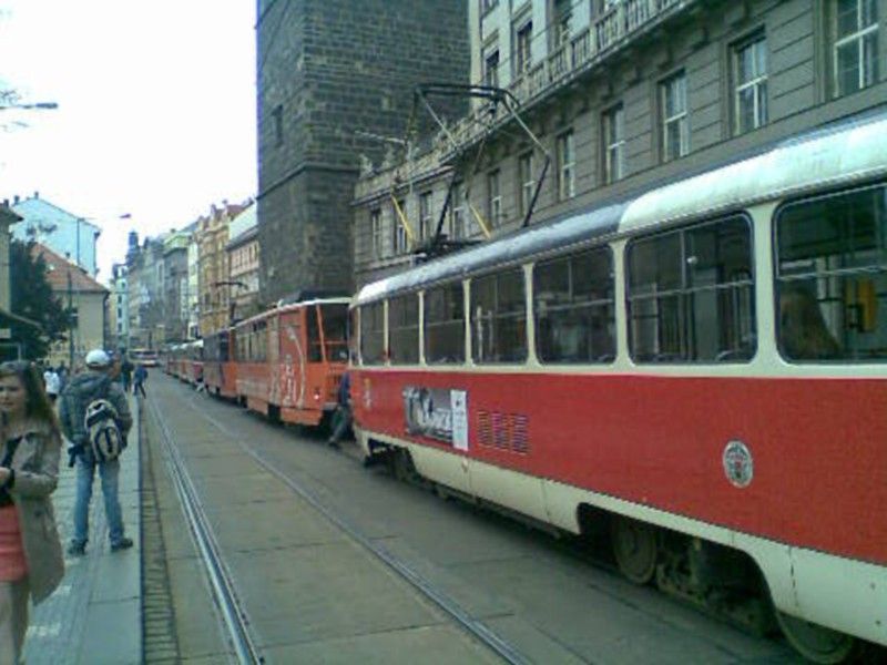 Výbuch v Divadelní ulici - kolona tramvají