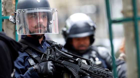 Policie u bývalé redakce satirického týdeníku Charlie Hebdo v Paříži.