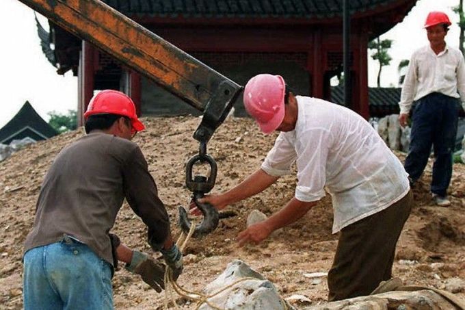 Stavební práce při budování parku v místech, kde bývala chudinská čtvrť Kowloon Walled City. Snímek z roku 1995.