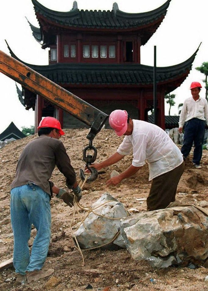 Stavební práce při budování parku v místech, kde bývala chudinská čtvrť Kowloon Walled City. Snímek z roku 1995.