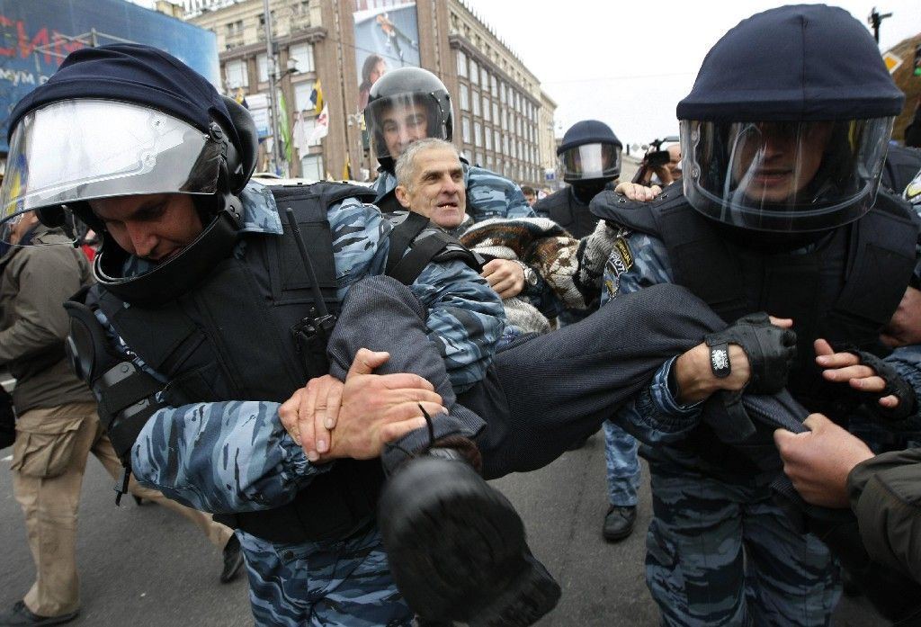 Před soudní budovou se shromáždily stovky demonstrantů - "pro" i "proti" Tymošenkové