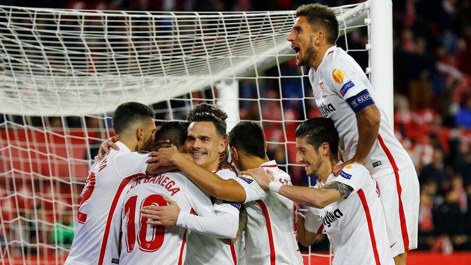 Hráči Sevilly se radují z jednoho z gólů v síti Krasnodaru