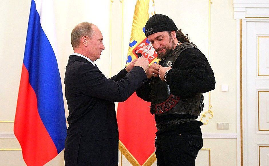 Vladimír Putin s vůdcem Nočních vlků, kterému se přezdívá Chirurg.