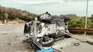 V Land Roveru Defender se na úzké silnici zřítil z patnáctimetrového srázu.