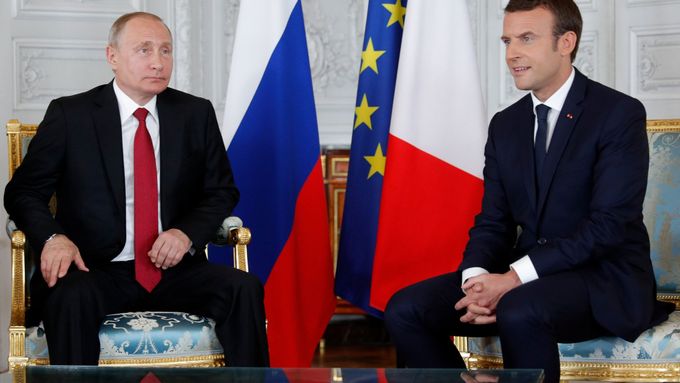 Vladimir Putin a Emmanuel Macron na zámku ve Versailles.