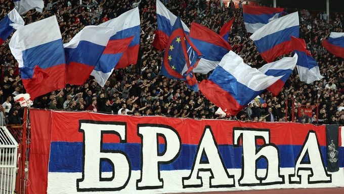 Srbští fanoušci mávají ruskými vlajkami při březnovém zápase mezi CZ Bělehrad a Zenitem Petrohrad