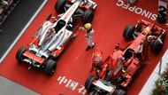 Dva nejrychlejší z kvalifikace na Velkou cenu Číny. Lewis Hamilton s McLarenem a Kimi Räikkönen s Ferrari.