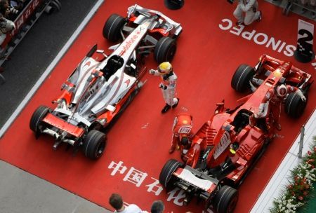 Lewis Hamilton s McLarenem a Kimi Räikkönen s Ferrari.