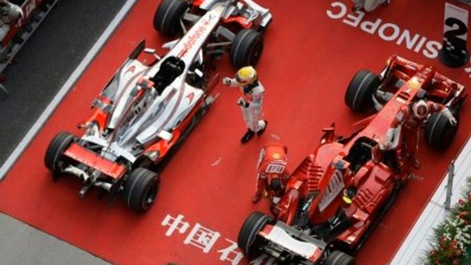 Dva nejrychlejší z kvalifikace na Velkou cenu Číny. Lewis Hamilton s McLarenem a Kimi Räikkönen s Ferrari.