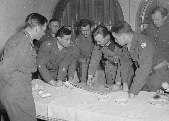 Vojáci ve Velichovkách plánují návrat konvoje do Plzně. Třetí zleva Robert Pratt, třetí zprava Wilhelm Meyer-Detring, v pozadí vpravo František Dvořák.