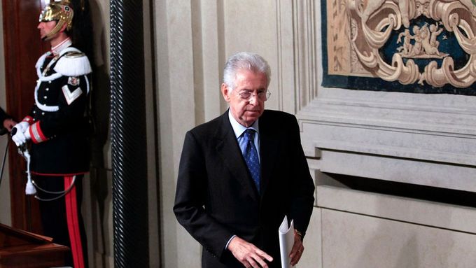 Mario Monti po schůzce s prezidentem, na níž získal mandát sestavit vládu, předstupuje před novináře.