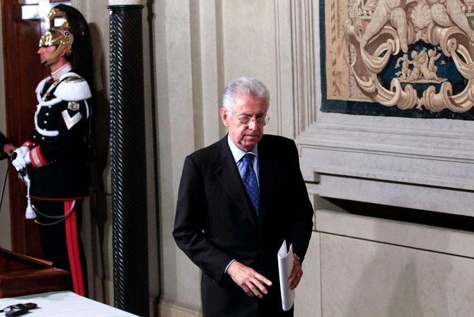 Mario Monti po schůzce s prezidentem, na níž získal mandát sestavit vládu, předstupuje před novináře.