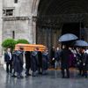Čestná stráž přináší rakev Nikiho Laudy do katedrály svatého Štěpána ve Vídni