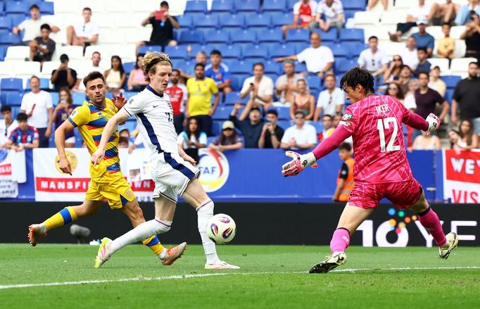 Anthony Gordon v jedné ze šancí Anglie při utkání kvalifikace MS 2026 s Andorrou