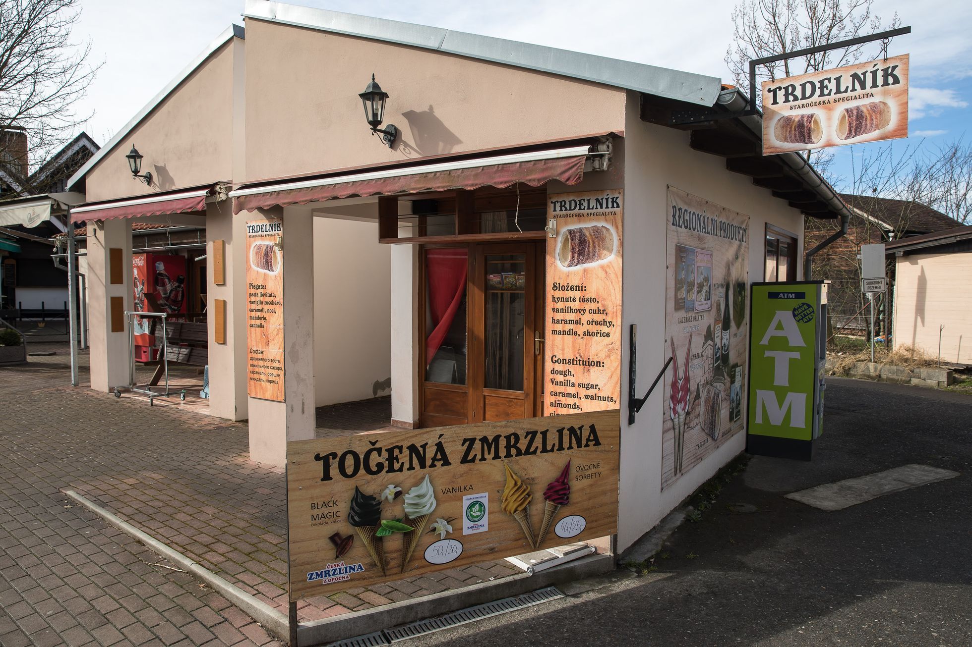 Prázdný hrad i obec Karlštejn, reklamy, reklama, cedule, turismus