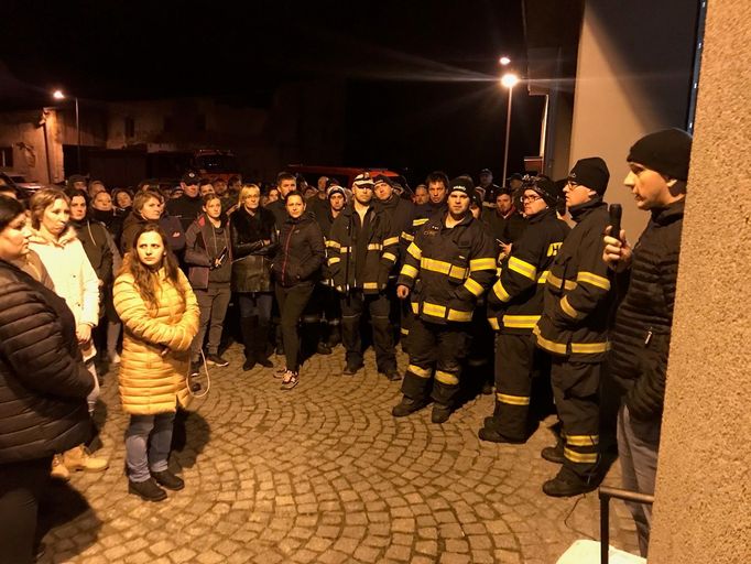 Několik desítek profesionálních a dobrovolných hasičů se zapojilo do náročné pátrací akce po pohřešované dívence. Příběh má bohužel smutný konec.