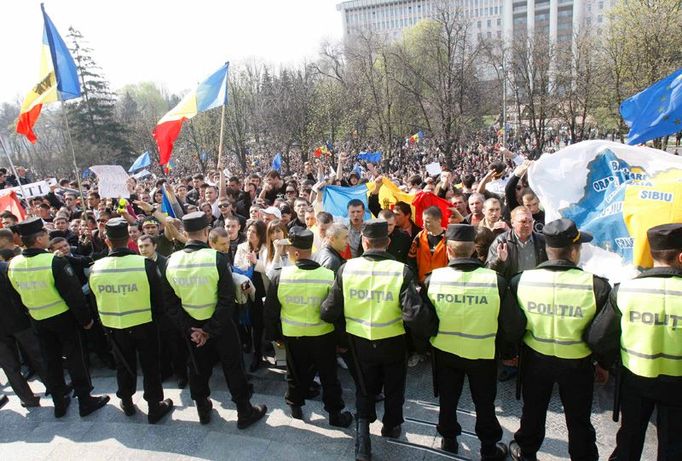 Policejní hráz před prezidentskou kanceláří.