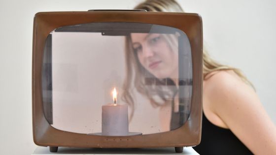 Na snímku z výstavy je Svíčková televize od korejského umělce Nam June Paika.