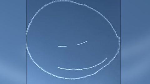 Pilot v utajení nakreslil na oblohu ohromného smajlíka