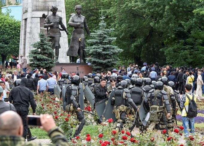 Prezidentské volby v Kazachstánu doprovázely protesty tisíců lidí.