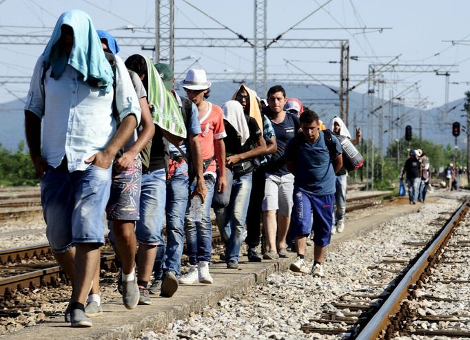 Uprchlíci jdou směrem na vlakové nádraží v Gevgelija.