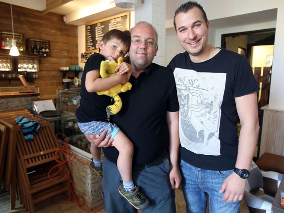 Michal Pagáč a Ladislav Vrtiš se synem v restauraci La Farma.