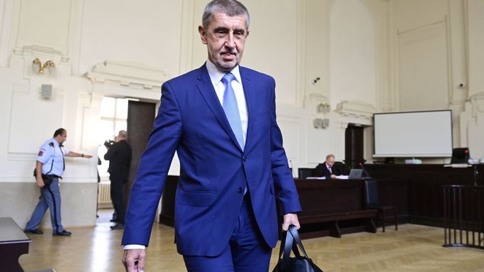 Obžalovaný Andrej Babiš stanul před soudem v kauze dotace na stavbu areálu Čapí hnízdo.