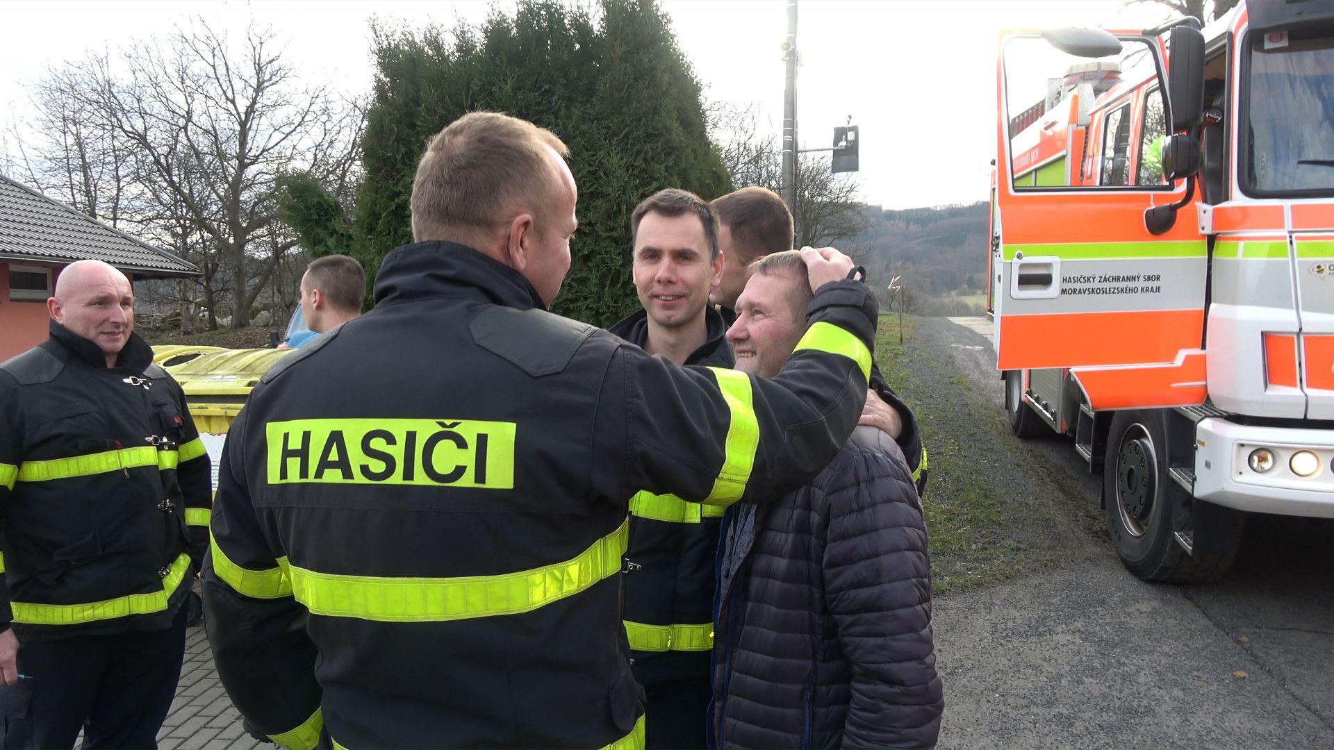 Hasič Vlastimil Kremel z Novojičínska zasahoval během dvaceti let téměř u dvou tisíc výjezdů. Snímky ho zachycují při práci. Nyní je vážně nemocný a přátelé pro něj uspořádali sbírku, aby mu pomohli.