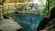 Cenote Zaci v centru Valladolidu. Na místech, kde se lidé obětovali bohům, se dnes můžete i vykoupat.