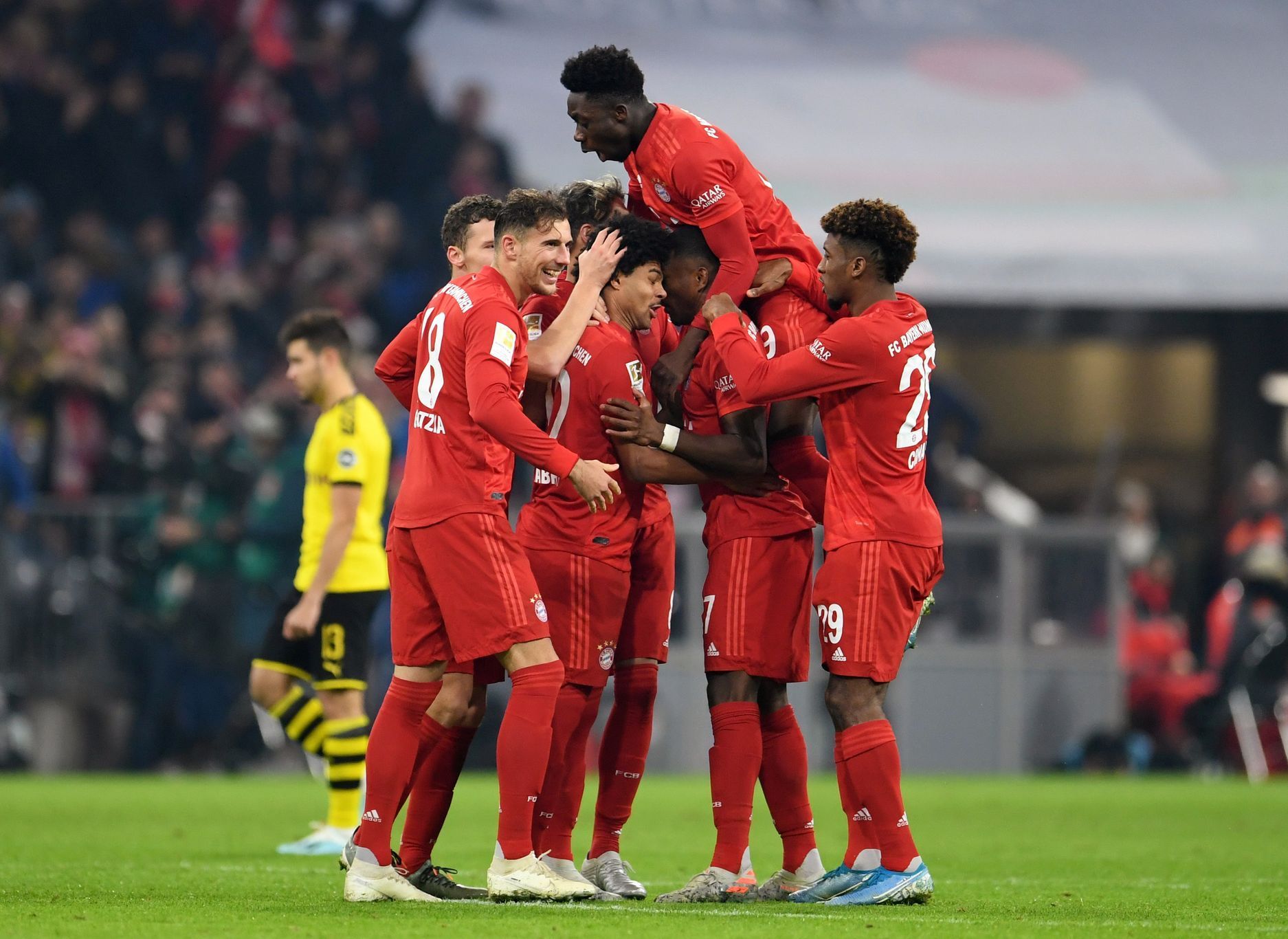 Serge Gnabry a jeho spoluhráči z Bayernu Mnichov se radují z gólu proti  Borussii Dortmund