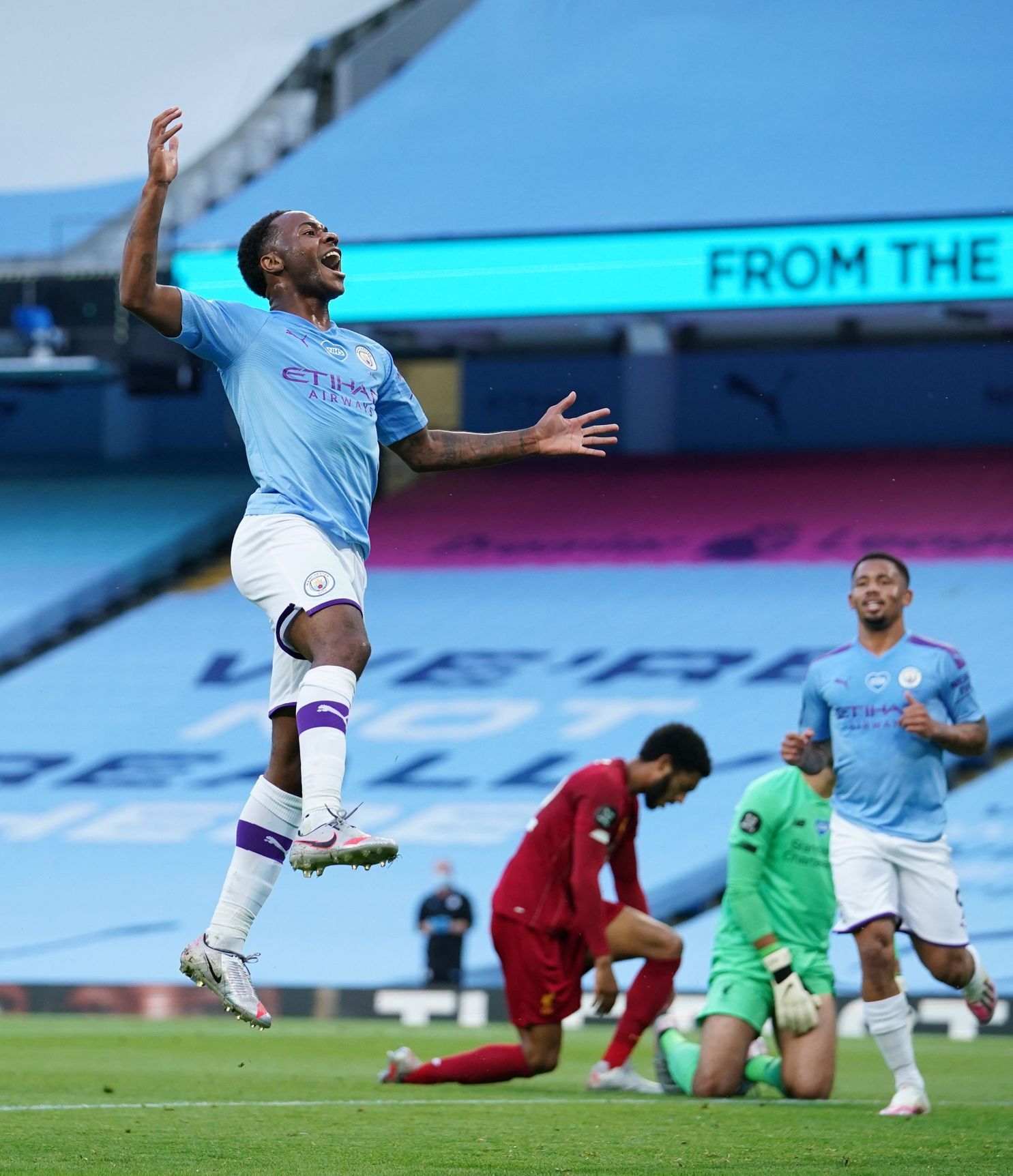 Raheem Sterling z Manchesteru City slaví branku v duelu s Liverpoolem