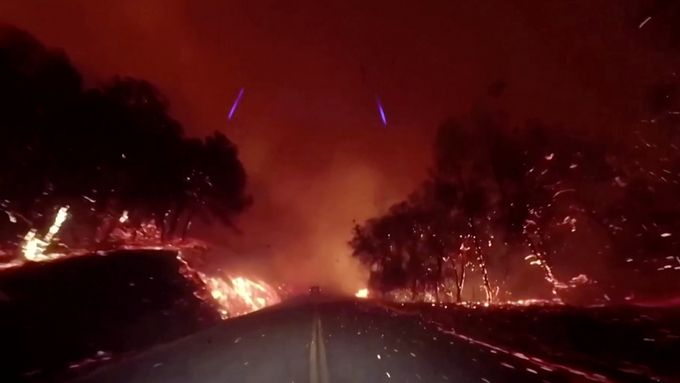 Takto požáry v Kalifornii zaznamenala palubní kamera projíždějícího auta (18. 8. 2020)