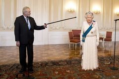 Bože, ochraňuj královnu před Zemanem. Češi si dělají legraci z prezidentovy návštěvy u Alžběty II.