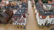 Zatímco Vratislav se na povodně připravuje, oblasti u hranic s Českem zažily silné povodně už přes víkend. Jedno ze zasažených měst byla Nisa, kde se v pondělí odpoledne poškodila protipovodňová zábrana, úřady proto vyhlásily evakuaci. Místní obyvatelka Sabina Jakubowska uvedla, že museli uniknout, i když měli možnost být ve vyšších patrech domu.