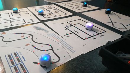 Děti na českých školách se budou učit pracovat s roboty. Pomůže jim to logicky myslet