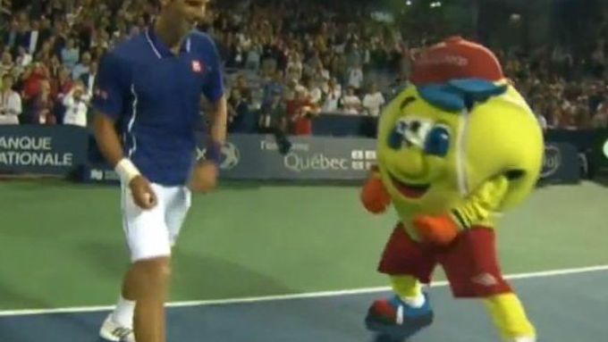 Novak Djokovič si na turnaji v Montrealu po výhře ve 2. kole nad Florianem Mayerem zatančil s maskotem