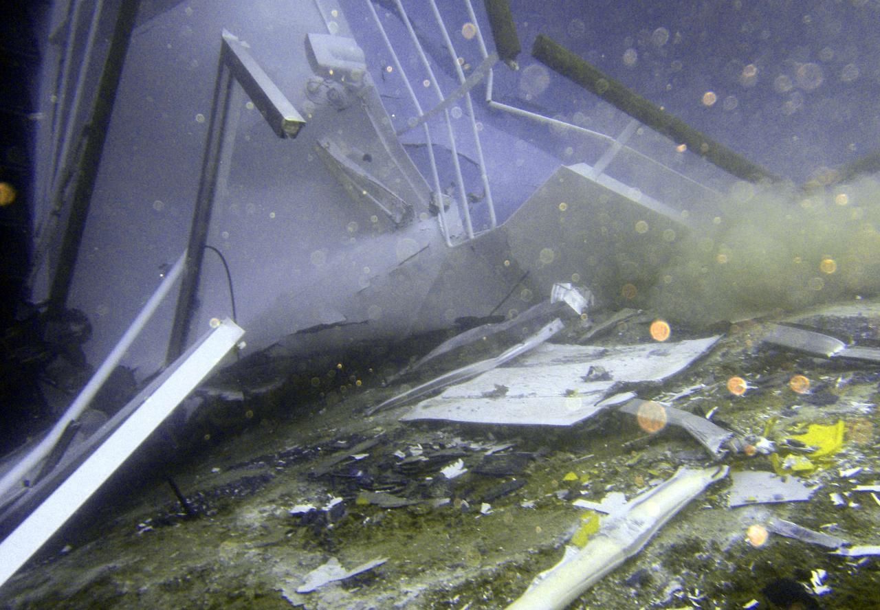 Zničená Costa Concordia pod hladinou