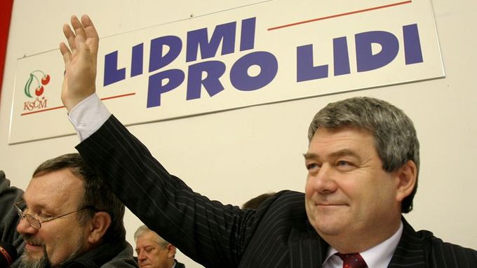 Předseda KSČM Vojtěch Filip hlasuje na jednání ÚV KSČM.