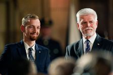 Zeman ho zvedl ze židle. "V mladých stačí zažehnout jiskru," říká vyznamenaný skaut