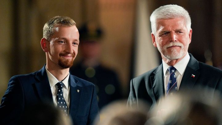 Zeman ho zvedl ze židle. "V mladých stačí zažehnout jiskru," říká vyznamenaný skaut