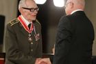 Prezident udělil Řád Bílého lva plukovníkovi Janu Plovajkovi, účastníkovi bojů o osvobození Československa.