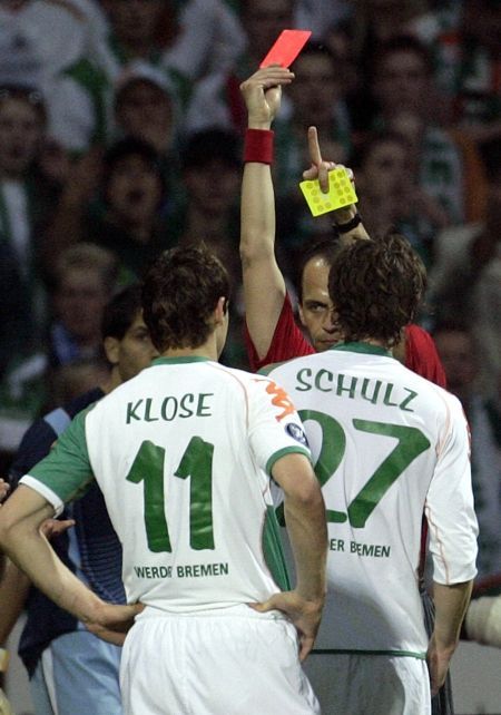 Miroslav Klose dostává červenou kartu