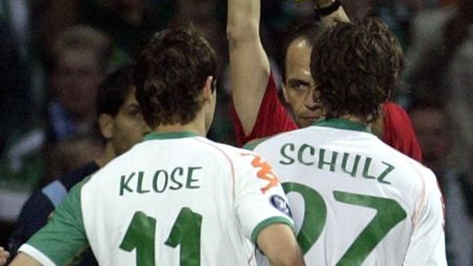 Miroslav Klose dostává červenou kartu v semifinále Poháru UEFA.