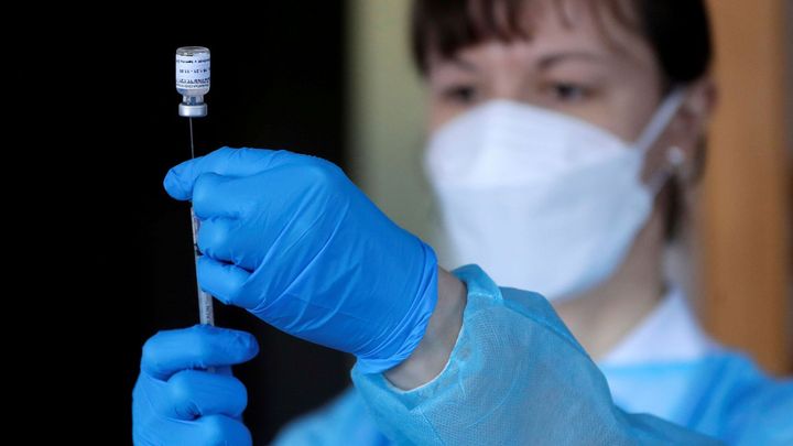 Průzkum: Každý osmý neočkovaný váhá, zda jít pro vakcínu. Chybí nám informace, říkají; Zdroj foto: Reuters