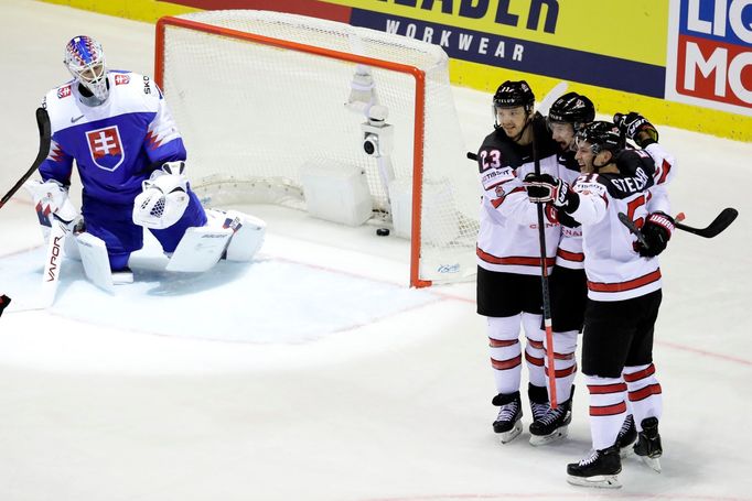 Troy Stecher slaví v zápase Slovensko - Kanada na MS 2019